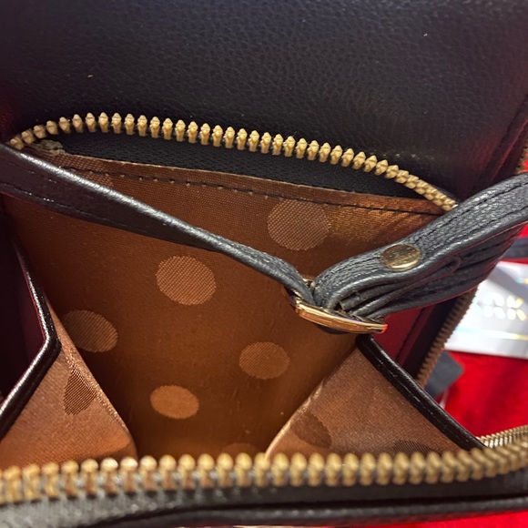Cute purse with a lot of pockets to hold items. - Picture 4 of 6